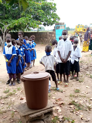 Schulkinder in Changally stehen zum Händewaschen an