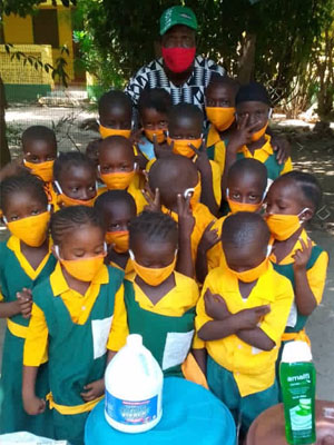 Kindergartenkinder mit Masken